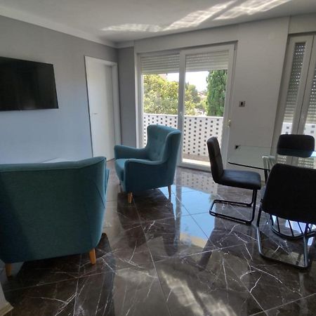 Modern Apartment Ana โรวีน ภายนอก รูปภาพ
