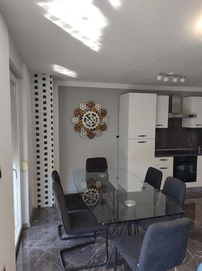 Modern Apartment Ana โรวีน ภายนอก รูปภาพ