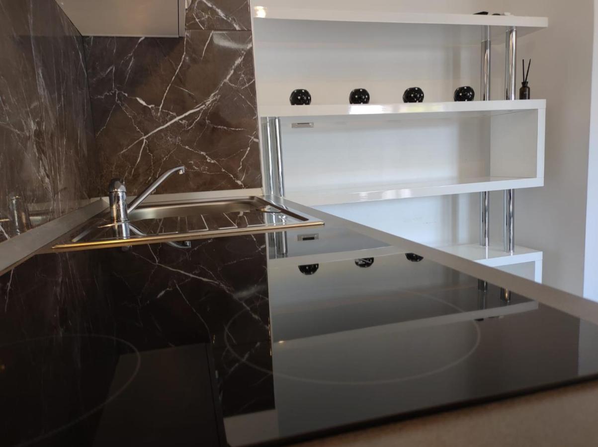 Modern Apartment Ana โรวีน ภายนอก รูปภาพ