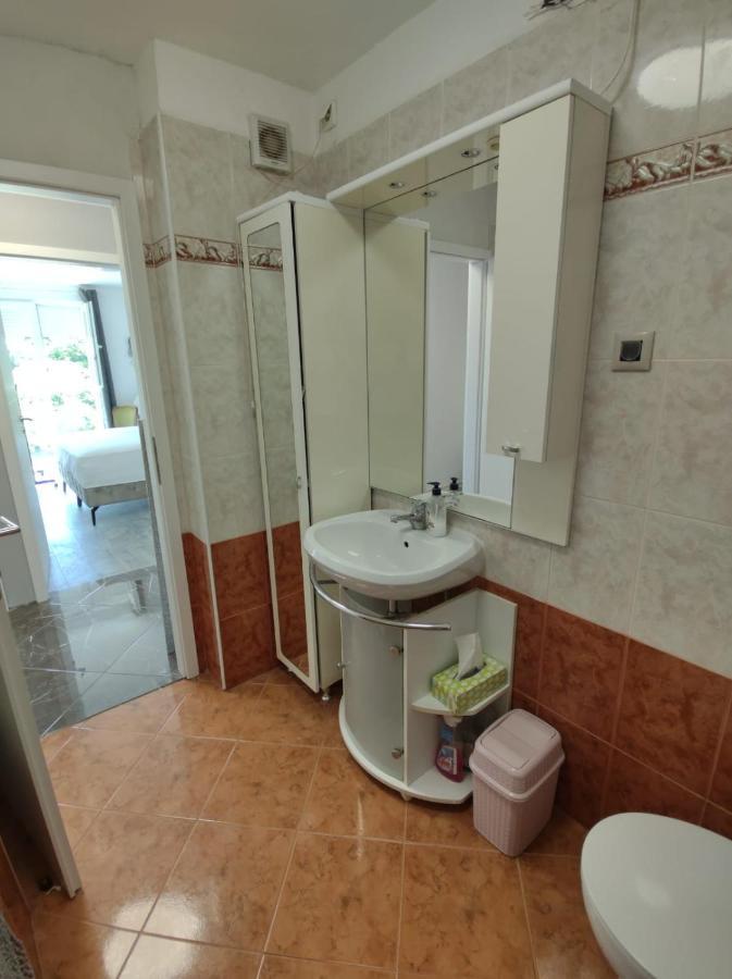 Modern Apartment Ana โรวีน ภายนอก รูปภาพ
