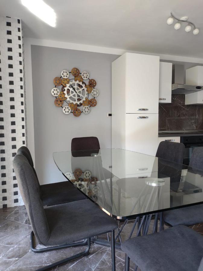 Modern Apartment Ana โรวีน ภายนอก รูปภาพ