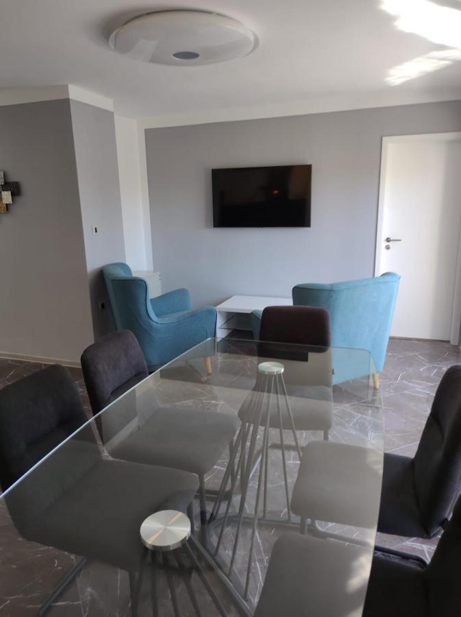 Modern Apartment Ana โรวีน ภายนอก รูปภาพ
