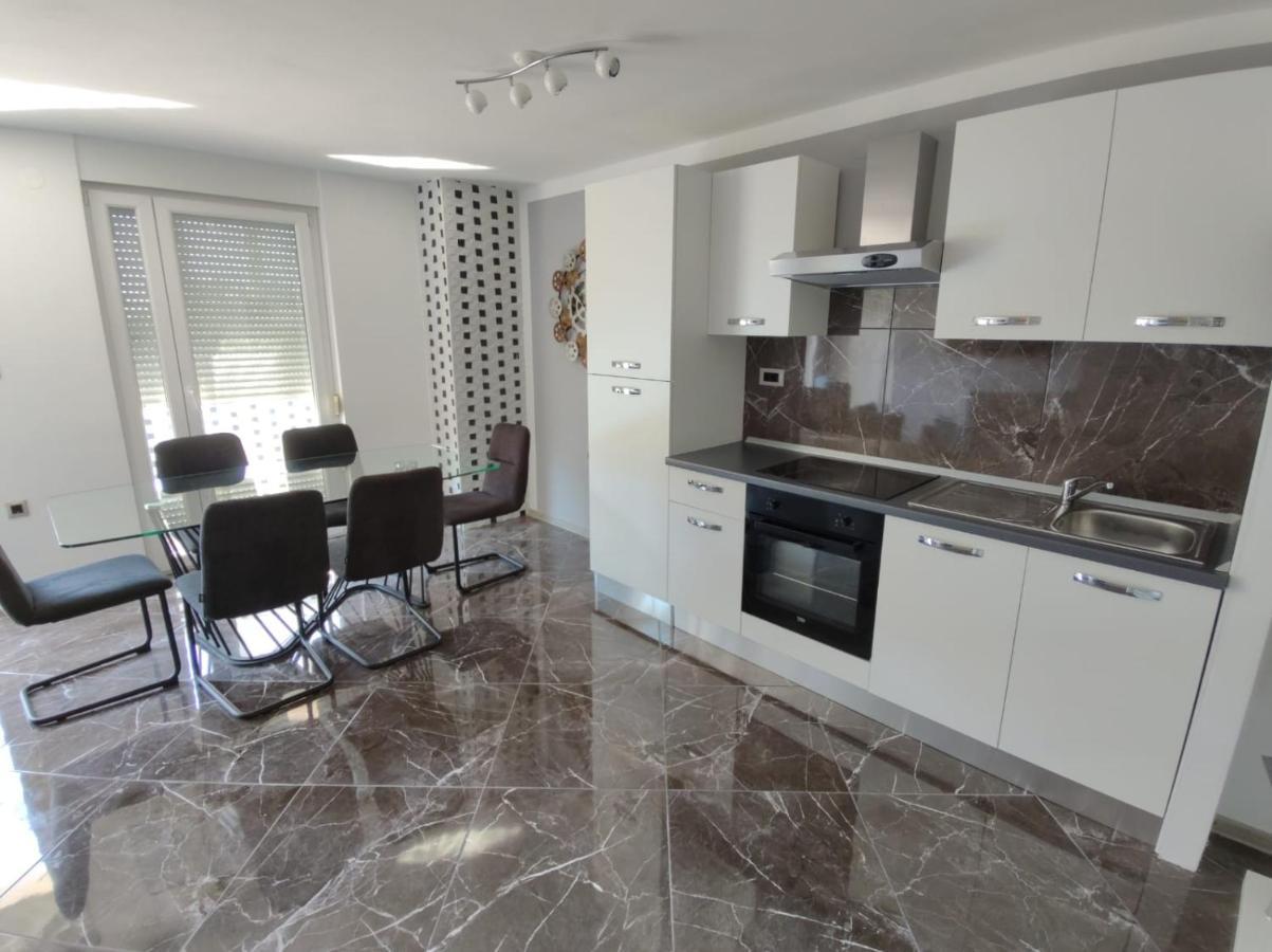 Modern Apartment Ana โรวีน ภายนอก รูปภาพ