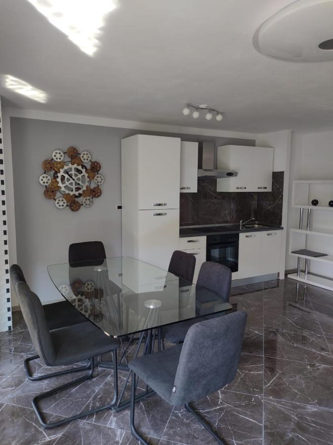 Modern Apartment Ana โรวีน ภายนอก รูปภาพ